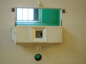 Cell_door_in_prison