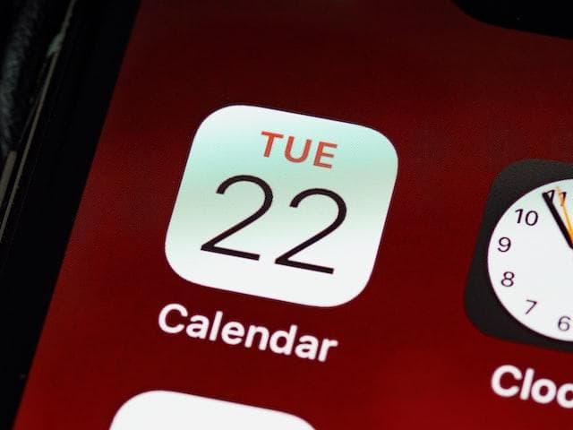 Calendar app icon on iPhone which says Tue 22