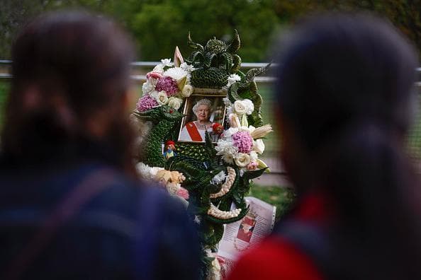 people viewing tributes to the Queen